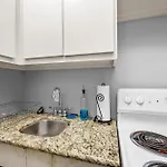 Modern & Chic Montrose Studio - Prime Location & Free Parking