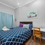 Modern & Chic Montrose Studio - Prime Location & Free Parking