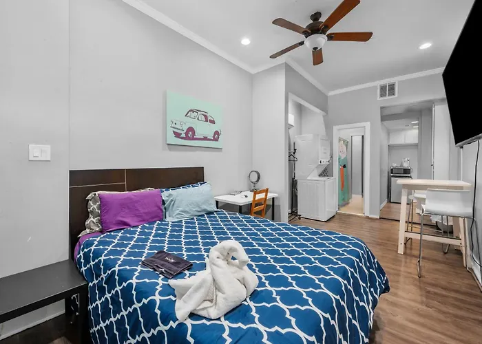 Modern & Chic Montrose Studio - Prime Location & Free Parking