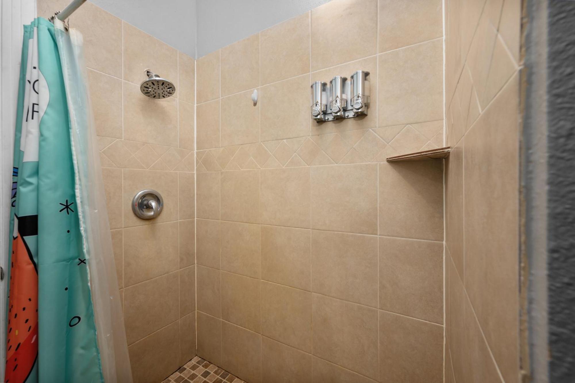 Modern & Chic Montrose - Prime Location & Free Parking *