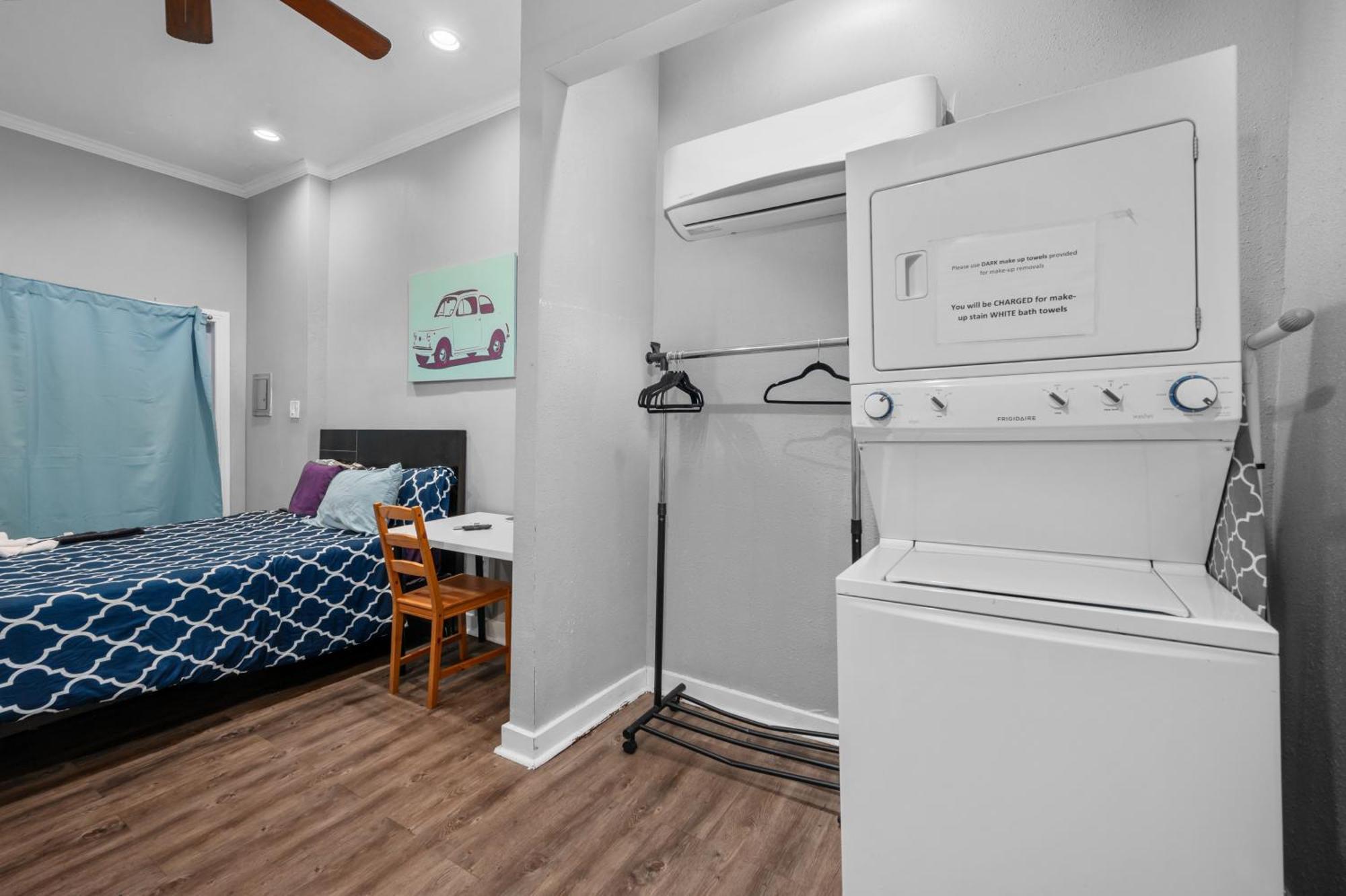 Modern & Chic Montrose - Prime Location & Free Parking
